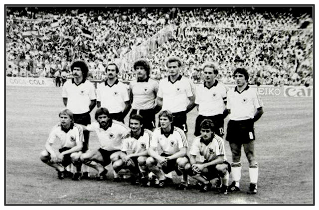 SELECCIÓN DE REPÚBLICA FEDERAL DE ALEMANIA. Temporada 1981-82. Paul Breitner, Uli Stielike, Harald Schumacher, Hans-Peter Briegel, Karl-Heinz Rummenigge y Klaus Fischer. Bernd Forster, Manny Kaltz, Wolfgang Dremmler, Karl-Heinz Forster y Pierre Littbarski. SELECCIÓN DE ESPAÑA 1 SELECCIÓN DE ALEMANIA FEDERAL 2. Viernes, 02/07/1982. XII Copa del Mundo España 1982, 2ª fase, Grupo B, 2º partido. Madrid, España, estadio Santiago Bernabeu: 100.000 espectadores. Árbitro: Paolo Casarín, Italia; linieres: Wöhrer, Austria; Palotai, Hungría.