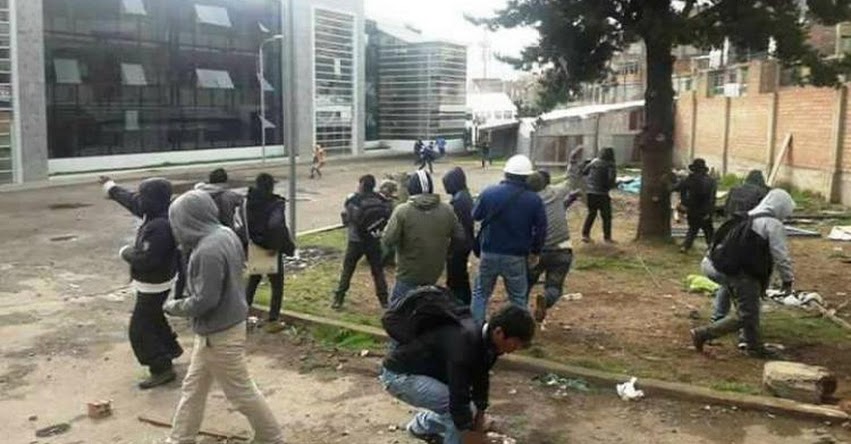 Batalla campal de estudiantes de la Universidad Nacional del Altiplano por un concurso de danzas