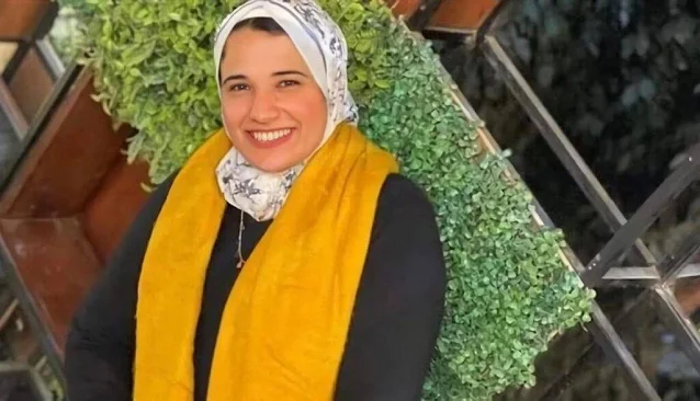 وفاة مدربة مصرية أثناء الحديث مع والدتها     توفيت آلاء حامد مدربة الجودو بنادي الشمس والمنتخب المصري، خلال تواجدها في معسكر مقام بالمركز الأولمبي في المعادي.  وتوفيت آلاء متأثرة بهبوط حاد في الدورة الدموية وأزمة قلبية مفاجئة خلال حديث مع والدتها عبر الهاتف.  وتفاجأت زميلات المدربة المتوفاة بسقوط التليفون من يدها خلال مكالمة هاتفية مع والدتها، وبدأت تفقد الوعي ليتم استدعاء الأطباء الموجودين بالمعسكر والإسعاف وعمل تنفس اصطناعي لها، على أمل أن تكون في غيبوبة مؤقتة، أو أنها تعاني من ضيق تنفس، لكنها كانت قد فارقت الحياة.  وتبلغ المدربة الراحلة من العمر 28 عاماً، وتتولى تدريب منتخب ناشئات الجودو، وكذلك ناشئات الجودو بنادي الشمس الذي لعبت له ونجحت في تحقيق ألقاب عدّة في مصر وأفريقيا.  ونعى الاتحاد المصري للجودو المدربة الراحلة عبر “فيسبوك” قائلاً: “لا حول ولا قوة إلا بالله، إنا لله وإنا إليه راجعون، توفيت ظهر أمس الخميس، آلاء ناصر حامد، بطلة مصر وأفريقيا، مدربة المنتخب القومي للآنسات، ويتقدم رئيس وأعضاء مجلس الإدارة وجميع العاملين بالاتحاد وجميع الأجهزة الفنية بالمنتخبات القومية بخالص العزاء إلى أسرة الفقيدة ولأسرة الجودو المصرية، سائلين الله عز وجل أن يتغمدها برحمته، ويلهم أهلها الصبر والسلوان”.  ويخوض منتخب الجودو معسكرا مغلقا في المركز الأولمبي بالمعادي، استعدادا للمشاركة في البطولات الدولية والقارية خلال الفترة المقبلة.