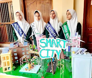 जौनपुर। नगर के मोहल्ला सिपाह में स्थित जामिया ग्रुप आफ इंस्ट्यूशन में विज्ञान प्रदर्शनी का आयोजन किया गया,प्रदर्शनी का शुभारंभ मुख्य अतिथि उतर प्रदेश मदरसा बोर्ड के चेयरमैन इफ्तिखार अहमद जावेद ने फीता काट कर किया,मदरसा के छात्र छात्राओं द्वारा बनाए गए वैज्ञानिक मॉडल को देख हर कोई दंग रह गया,जामिया के छात्रों ने स्मार्ट सिटी,परमाणु ऊर्जा केंद्र,रॉकेट विज्ञान समेत खाना ए काबा और मस्जिद ए नबवी,झंझरी मस्जिद के मॉडल को प्रस्तुत किया,चेयरमैन इफ्तिखार अहमद जावेद ने सभी मॉडलों को देखने और छात्रों से बातचीत करने के बाद न सिर्फ छात्रों की बल्कि जामिया ग्रुप के पूरे स्टाफ की कोशिशों की सराहना की।