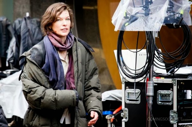 Pierce Brosnan és Milla Jovovich a Survivor forgatásán 001