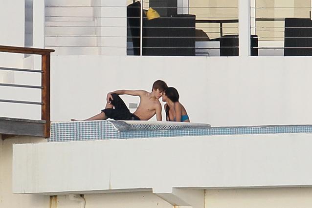 justin bieber kisses selena gomez on. Justin Bieber Kisses Selena