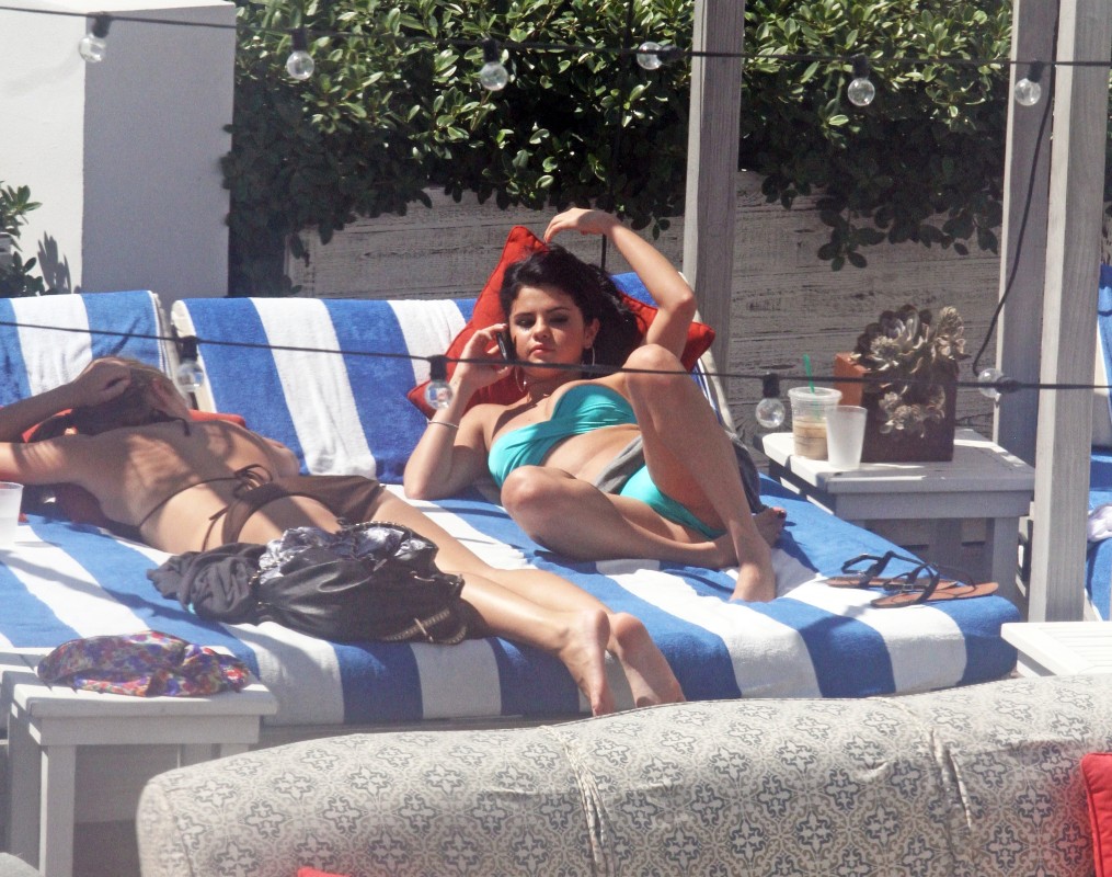 Selena-Gomez-Bikini-Crotch-Ass-Shots-Poolside-In-Miami-24.JPG