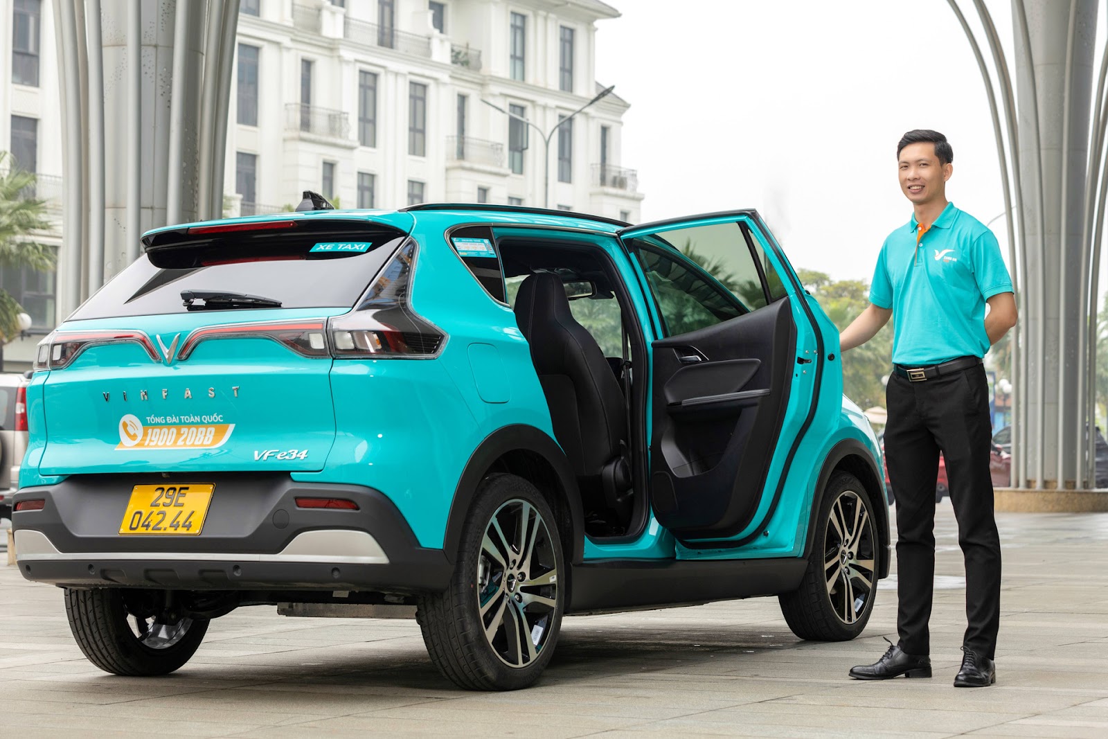 Hãng taxi điện của ông Phạm Nhật Vượng chính thức vận hành tại Hà Nội: quy mô ban đầu 500 xe VF e34, 100 xe VF8, sẽ ‘Nam tiến’ ngay trong tháng này - Ảnh 2.
