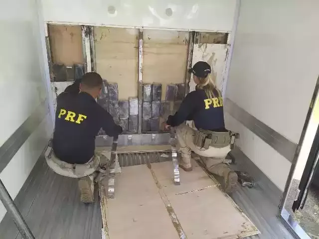 PRF apreende quase 70kg de crack em fundo falso de um caminhão na Régis Bittencourt