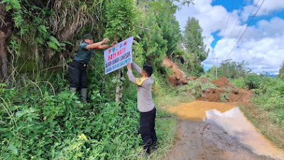 Cegah Korban Akibat Bencana Bhabinkamtibmas Bersama Babinsa Memasang Rambu Himbauan Pada Lokasi Bencana