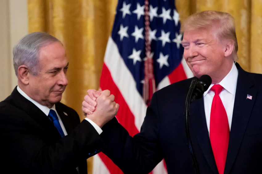 O Presidente dos EUA, Donald Trump, e o primeiro-ministro de Israel, Benjamin Netanyahu, em encontro na Casa Branca (Foto: EFE/EPA/MICHAEL REYNOLDS)