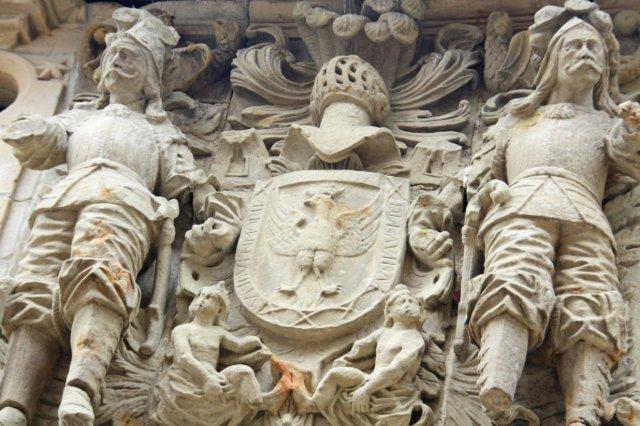 Escudo de la Casa de los Hombrones o Casa de la Villa en Santillana del Mar