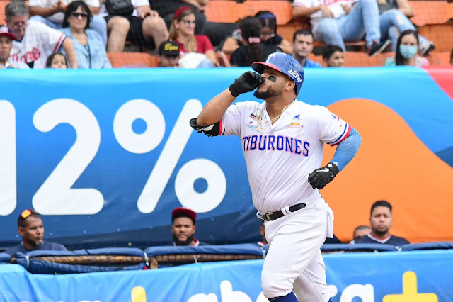 6 de diciembre de 2022 Por Ignacio Serrano Así va la LVBP en el campeonato 2022-2023, con los últimos resultados, las posiciones, los horarios, transmisiones de TV y pitchers anunciados para la jornada de este martes 6 de diciembre.  Busca cada día en El Emergente una nueva nota como esta, con los datos actualizados tras cada jornada.   RESULTADOS LUNES 5 DE DICIEMBRE  Caracas 9, La Guaira 18  Wilson García se ensañó contra el pitcheo de los Leones del Caracas, tras una jornada épica en la que el primera base de los Tiburones de La Guaira conectó de 6-4, con doble, dos carreras anotadas y dos impulsadas.   La tropa comanda por el manager Henry Blanco, aprovechó la sexta entrada para darle un vuelco al marcador al anotar nueve rayitas. Ahora los del litoral central se encuentran a medio juego de Leones y Cardenales en la tabla de clasificación.  Único juego programado  POSICIONES EQUIPOS	JJ	JG	JP	PROM	RACHA	DIF Leones del Caracas	36	22	14	.611	P 1	— Cardenales de Lara	34	21	13	.618	P 2	— Tiburones de La Guaira	34	21	14	.600	G 2	0,5 Navegantes del Magallanes	38	19	19	.500	G 3	4,0 Águilas del Zulia	37	16	21	.432	P 3	6,5 Caribes de Anzoátegui	35	15	20	.429	G 2	6,5 Tigres de Aragua	36	15	21	.417	P 2	7,0 Bravos de Margarita	35	14	21	.400	P 1	7,5 LEE TAMBIÉN:  La LVBP reduce las suspensiones a Edubray Ramos, Asdrubal Cabrera y otros  PRÓXIMA JORNADA  MARTES 6 DE DICIEMBRE  5:00 PM (DJ) Cardenales vs Tigres, en Maracay. BeisbolPlay  Máximo Castillo vs por anunciar 7:00 PM Caribes vs Leones, en Caracas. ByM Sport  Por anunciar vs Jesús Vargas (por confirmar) 7:00 PM Tiburones vs Bravos, en La Guaira. IVC  Nelson Hernández vs David Ramos 7:00 PM Navegantes vs Águilas, en Maracaibo. Simple TV  Wikelman Ramírez vs Mario Sánchez (por confirmar) 8:00 PM (DJ) Cardenales vs Tigres, en Maracay. BeisbolPlay (juego reprogramado)  Héctor Rodríguez vs por anunciar (Ignacio Serrano)  Foto: Prensa Tiburones de La Guaira