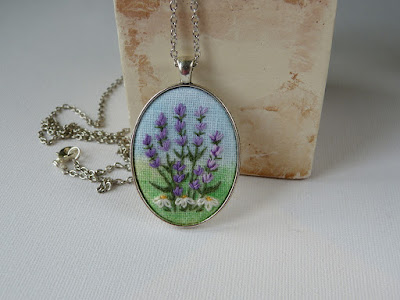 haft lawenda, wyszywana lawenda, biżuteria z haftem, embroidering, handmade jewerly, medalion z haftem, haftowany naszyjnik, embroidered pendant, Lavender necklace,