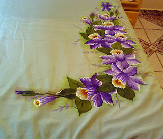 colcha de cama com pintura de orquideas
