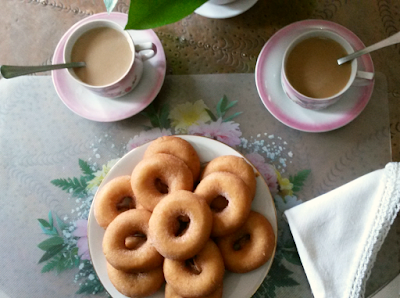 Roscos de vino con café y servilleta blanca