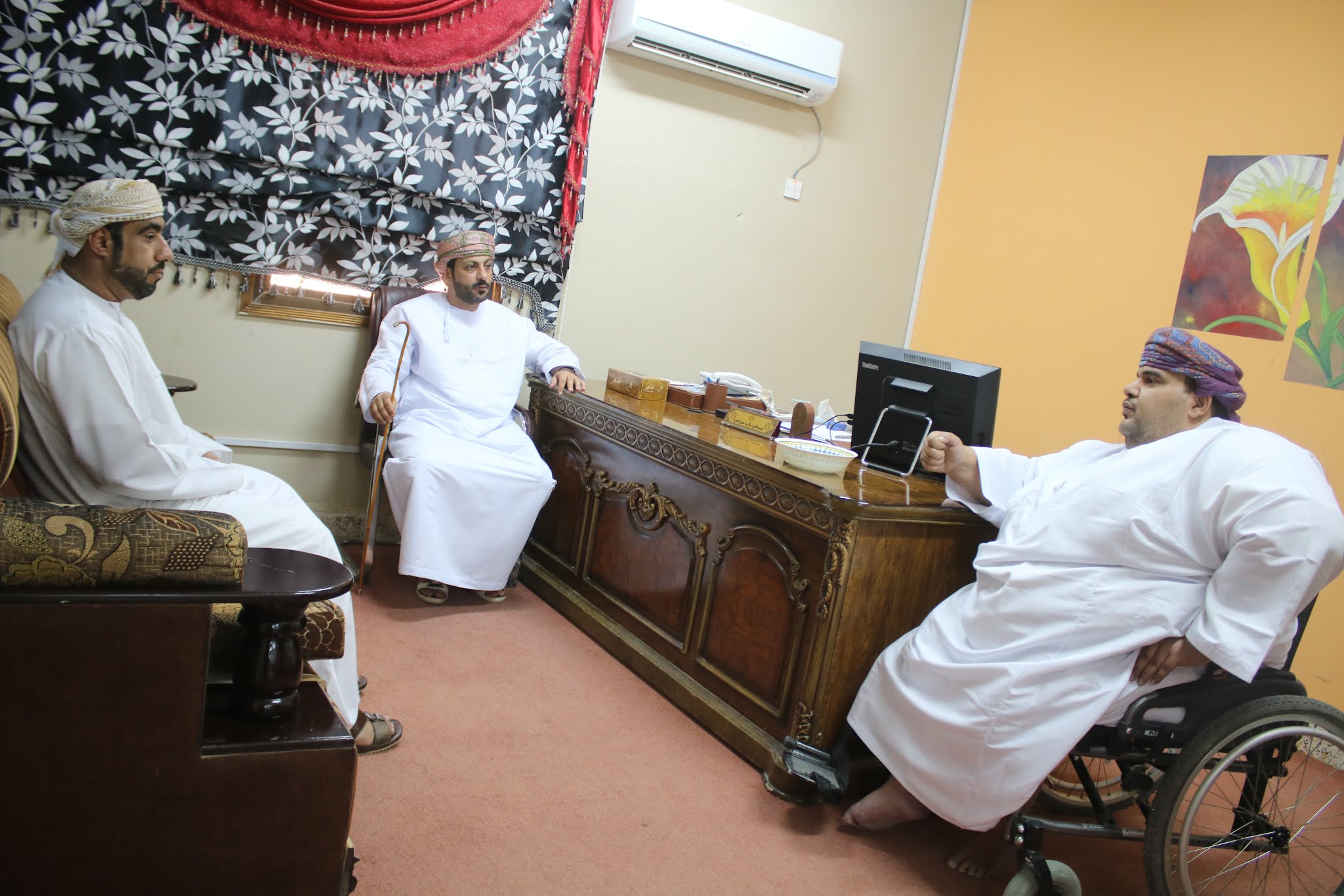 *الجمعية العمانية للمعوقين توزع العديد من الاجهزة لذوي الاعاقة الحركية بولاية عبري*