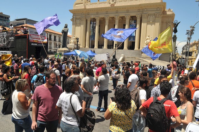 Servidores públicos protestam em frente a Alerj