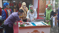 Kunjungi Tanggamus, Riana Sari Arinal Launching Sarung Pelangi Belah Ketupat dan Serahkan Bantuan kepada Masyarakat
