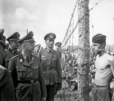 Tawanan menatap petinggi nazi