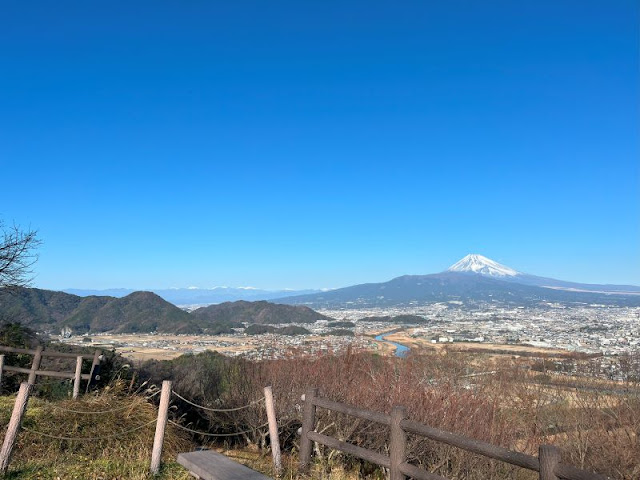 日守山からの富士山と南アルプス