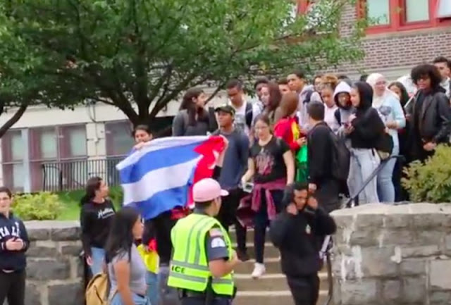 Alumnos se manifiestan tras discriminación por parte de su maestra al exigir que no hablen español.