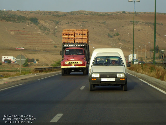 Autostrada Rabat - Casablanca. Droga przez piekło. Ruch drogowy w Maroku