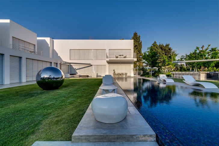 Scultpures at the Modern Villa "Cubes" In Tel Aviv