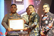 Kapolres Pelabuhan Tanjung Perak Menerima Penghargaan Dari PT DLU kategori Fasilitator