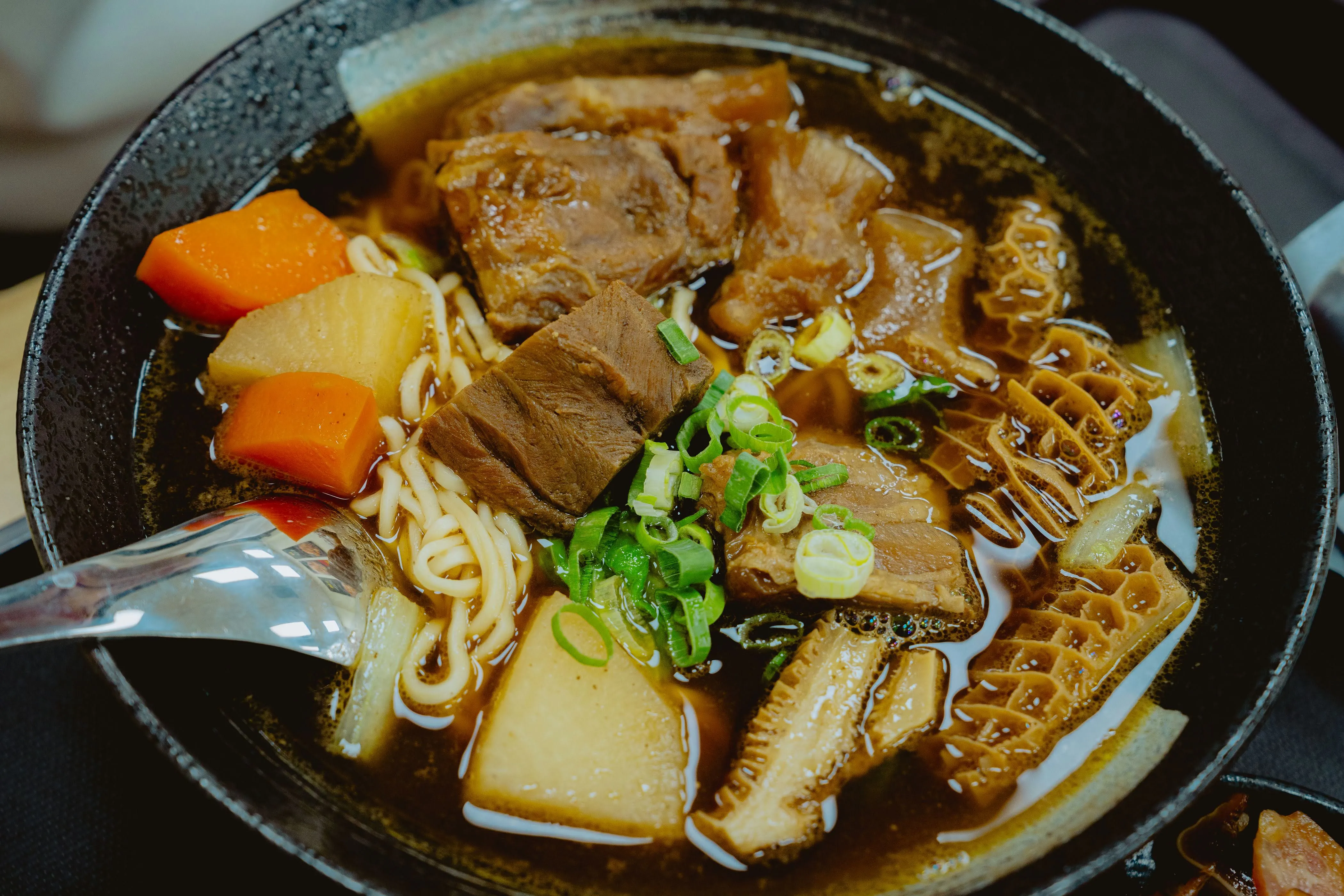 《台南｜安平》張媽媽麵食館，來自台南二空的好味道！涼麵跟麻辣鴨血豆腐的組合你試過了嗎？