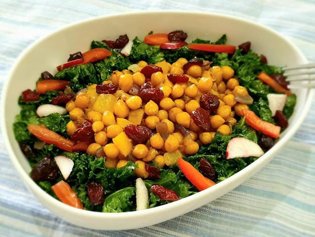 Salad cải kale đậu gà cranberry