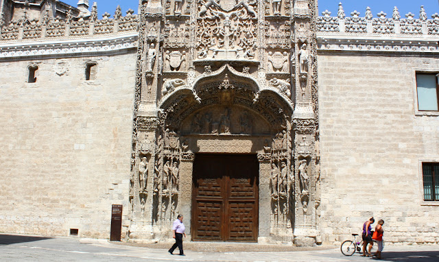 rzeźbiony portal Colegio de San Gregorio prowadzący do muzeum 