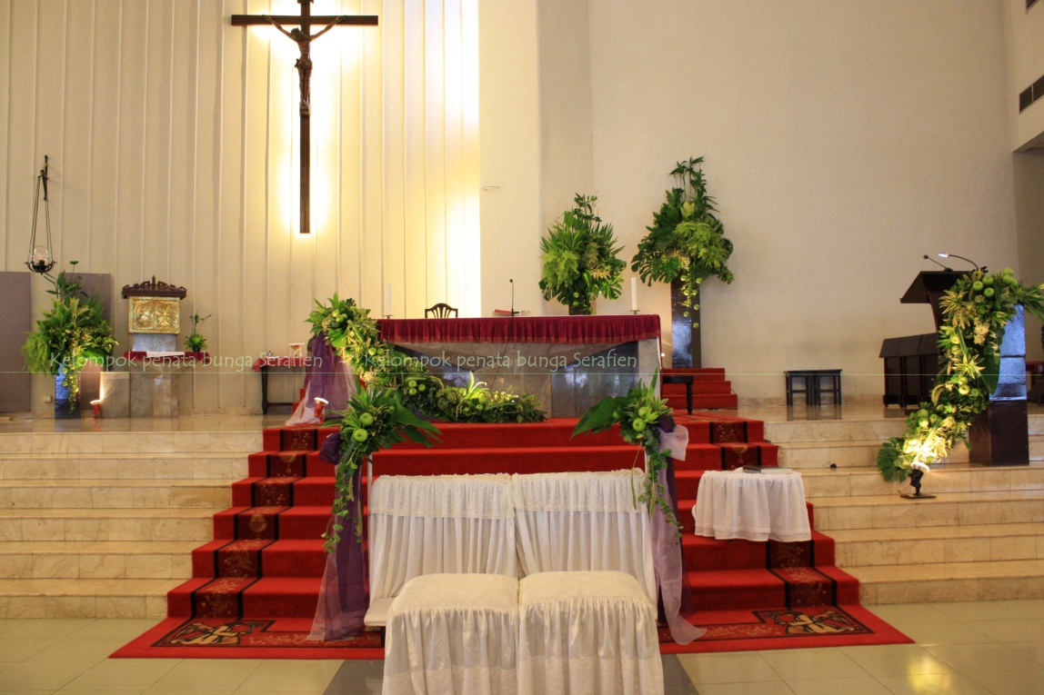 Serafien Perangkai Bunga Liturgis Dekorasi Natal 