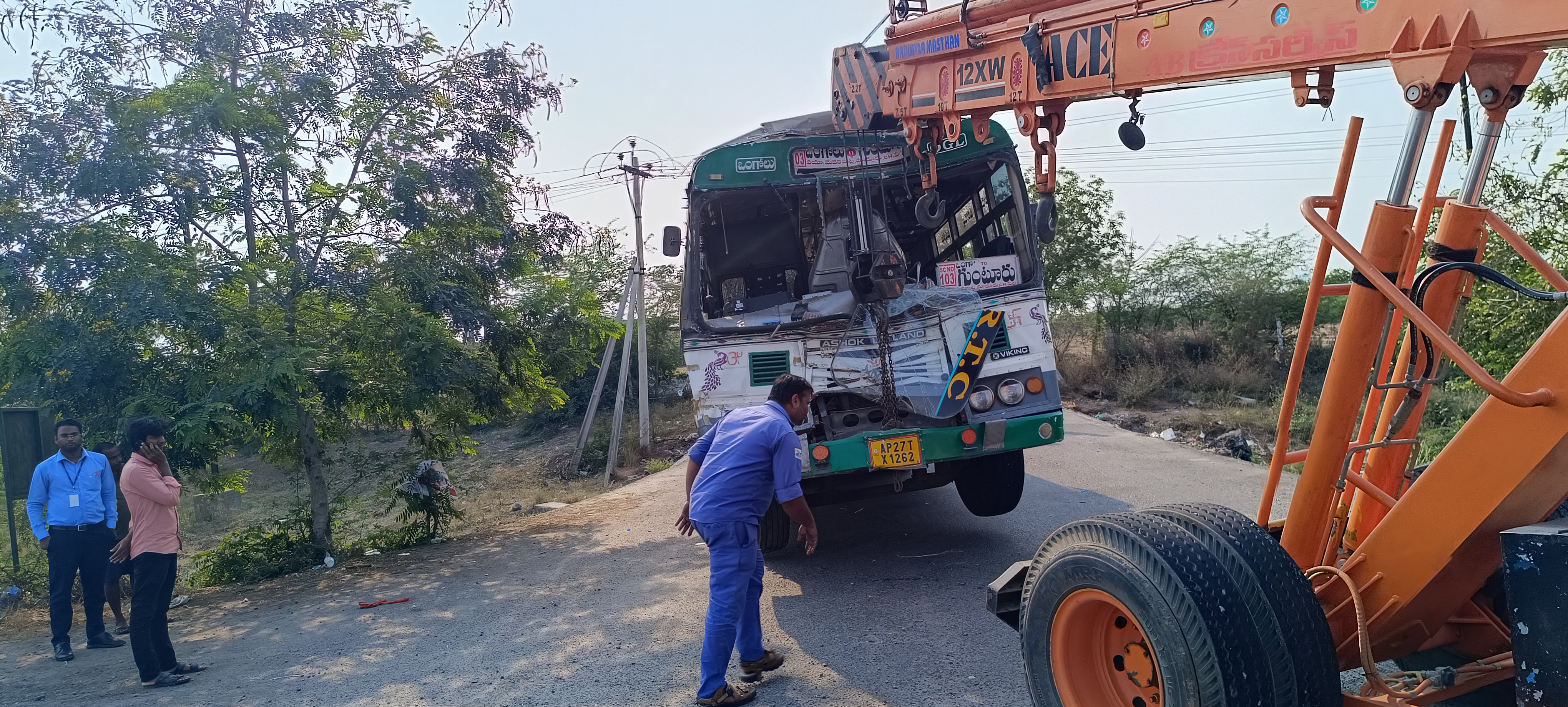 చిలకలూరిపేటలో లారీని ఢీకొన్న ఆర్టీసీ బస్సు - నుజ్జు నుజ్జు అయిన బస్సు ముందు భాగం