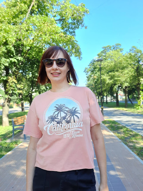 https://femmeluxefinery.co.uk/products/coral-california-graphic-print-t-shirt-rivka