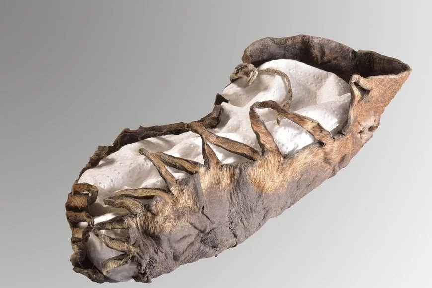 Αρχαιολόγοι ανακάλυψαν παιδικό παπούτσι 2000 ετών κατά τη διάρκεια ανασκαφών σε αρχαίο ορυχείο
