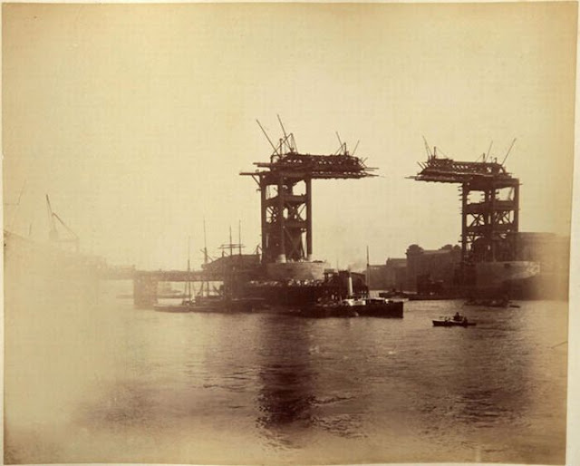 Rare photos of london bridge