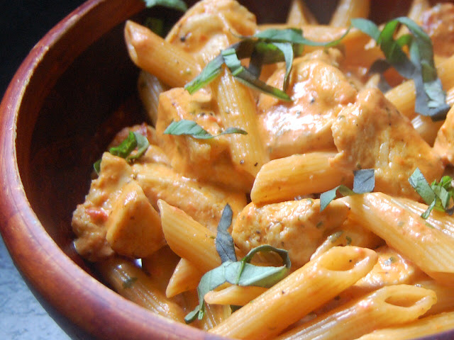 creamy+red+pepper+and+basil+pasta+with+chicken.jpg (1280×960)