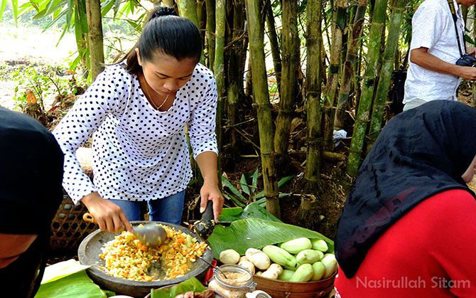 Ada yang tahu nama kuliner seger satu ini?