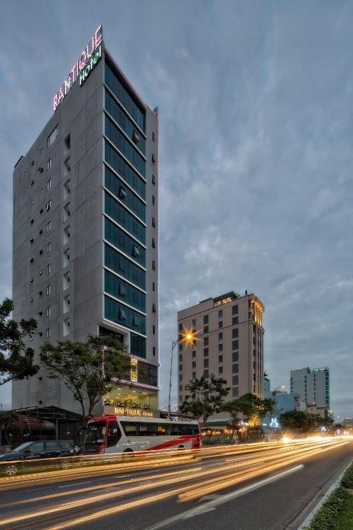 Bán khách sạn Phạm Văn Đồng 14 tầng 73 Phòng 120 tỷ