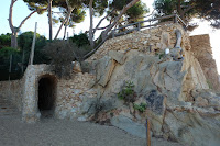 Túnel de entrada a la cala del Forn en Sant  Antoni de Calonge. Costa Brava