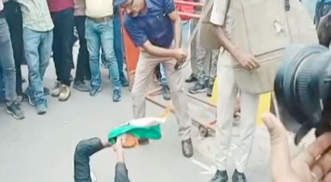 In Patna, the unemployed held the tricolor in their hands, rained sticks, ADM showered sticks on the road