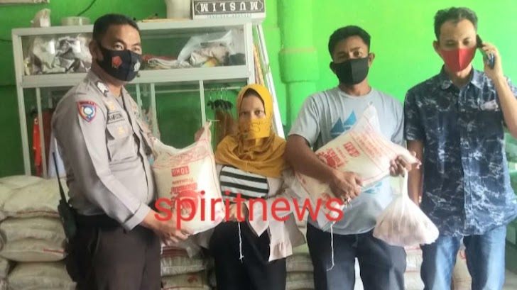 Bhabinkamtibmas Desa Topejawa Kawal Pemberian Bantuan Kepada Masyarakat