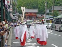 神饌行列は西門が近い・・・。