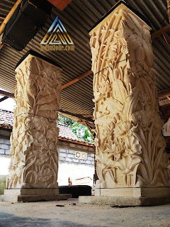 Pilar teras rumah motif pemandangan dibuat dari batu putih / batu jogja