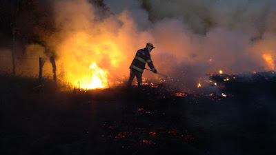 Serviço Operacional do 10° Batalhão Bombeiro Militar de Catalão combate incêndio em Vegetação.