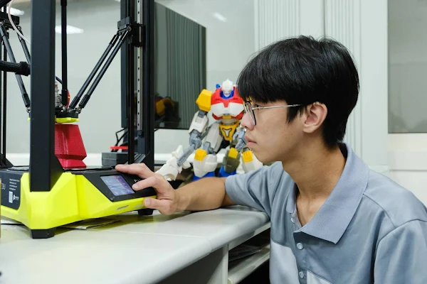 ▲CAD機械設計製圖職類國手劉冠緯運用3D列印機將製圖作品轉化為實體。（中分署提供）
