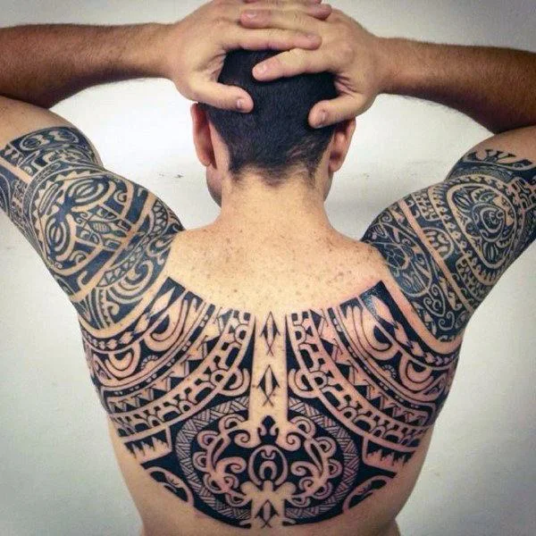 Tatuaje maori en espalda de hombre