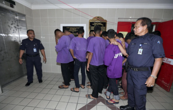 [UPDATE] Pelajar Tunjuk Perangai Gangster