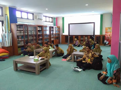 Para siswa SMA yang mengikuti workshop literasi