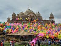 исходник готовый фестиваль холи, праздник холи в индии, люди бросаются разноцветной хной на фоне дворца