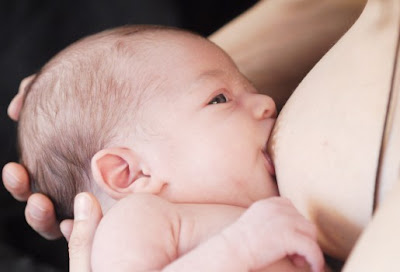 For some women it is natural to breastfeed their child. But many women still opt for bottle feeding for fear of hanging breasts or the combination with a busy job.