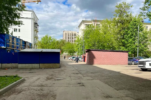 Люблинская улица, Мариупольская улица, дворы