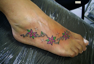 Flores tatuadas no pé